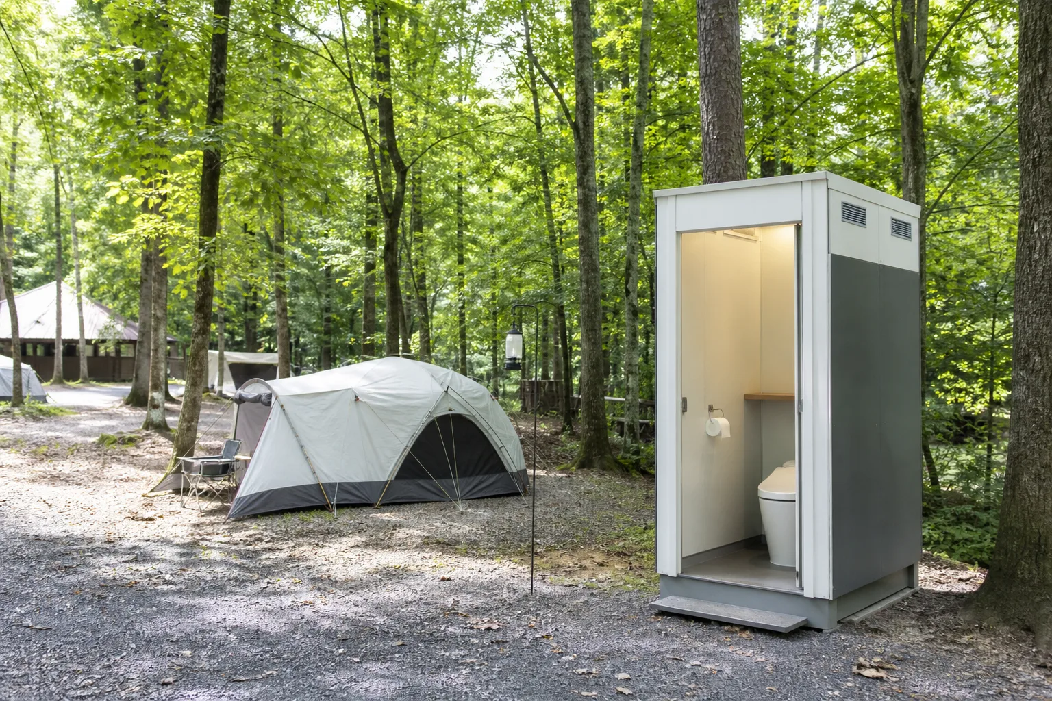 キャンプ場に設置された仮設トイレの利用イメージ