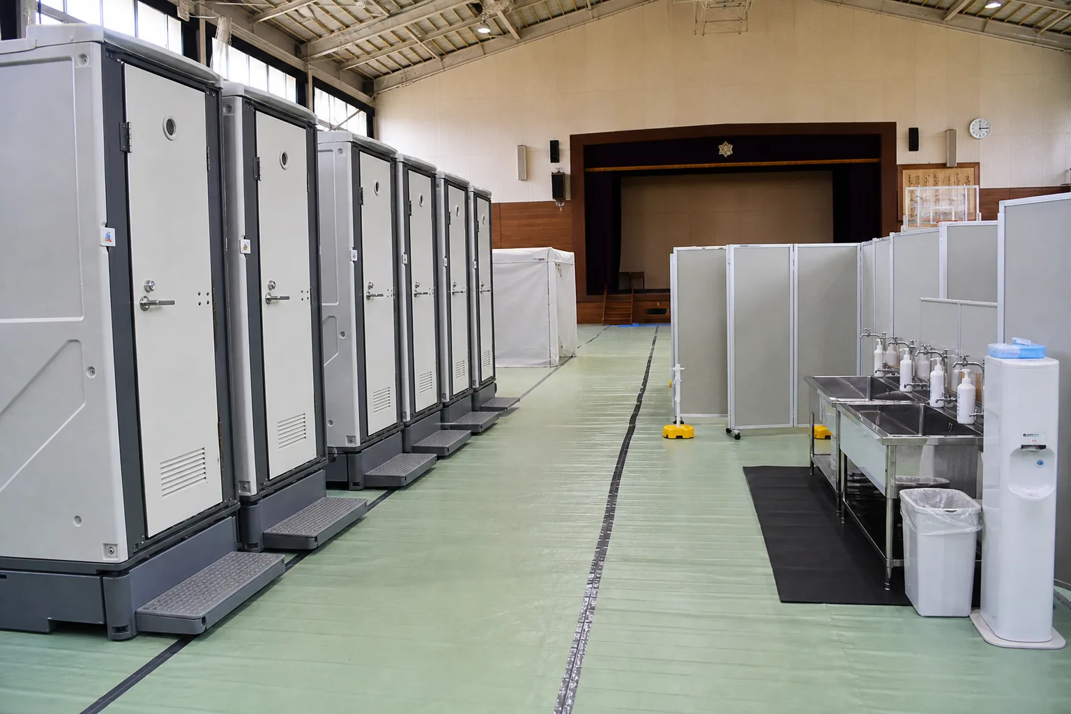 避難所に設置された仮設トイレの利用イメージ